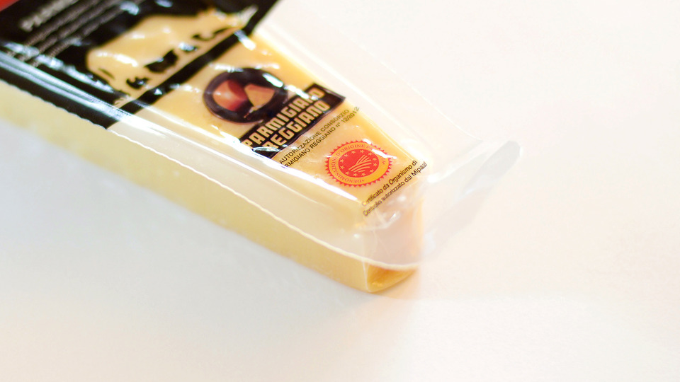 En ljus parmesanost i sin förpackning. Foto: Johan Pontén