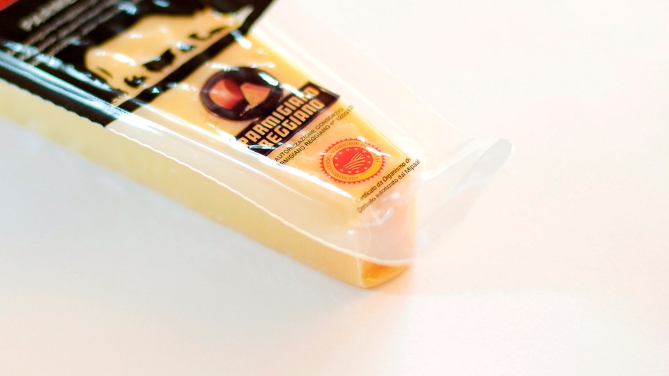 En ljus parmesanost i sin förpackning. Foto: Johan Pontén